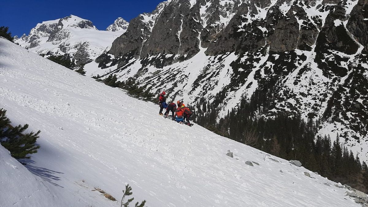 Lavina strhla v Tatrách skupinu horolezců